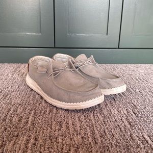 WOMEN SIZE 8 GREY HEY DUDE